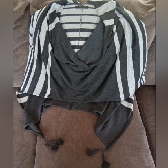 Orly Grey Sweater Knit Poncho Wrap O/S - Picture 5 of 5